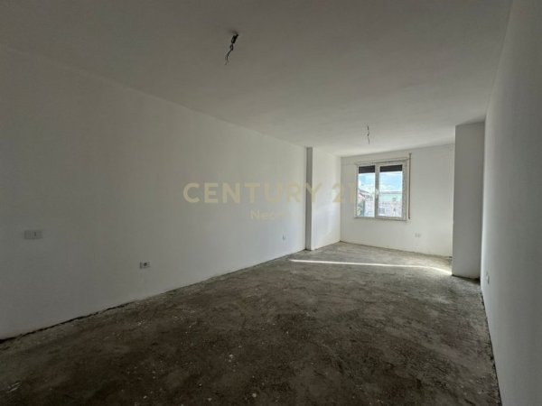 Tirane, jepet me qera zyre Kati 1, 94 m² 800 € (Neom126010)