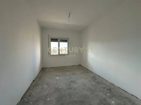 Tirane, jepet me qera zyre Kati 1, 94 m² 800 € (Neom126010)