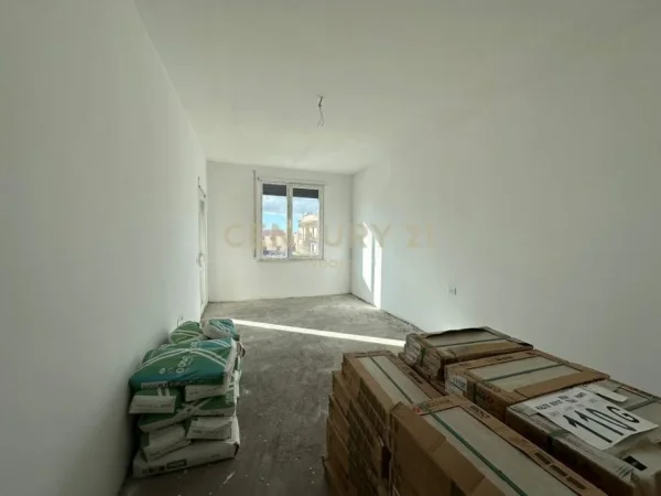 Tirane, jepet me qera zyre Kati 1, 94 m² 800 € (Neom126010)