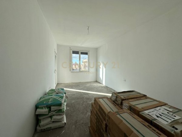 Tirane, jepet me qera zyre Kati 1, 94 m² 800 € (Neom126010)