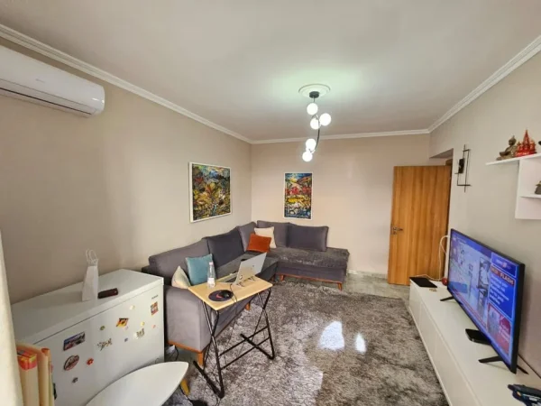Tirane, jepet me qera apartament 1+1 Kati 2, 60 m² 500 € (Brryli, Rruga Bardhyl)