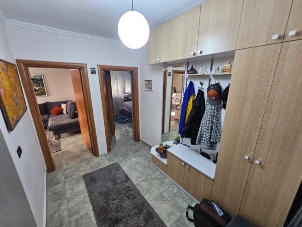 Tirane, jepet me qera apartament 1+1 Kati 2, 60 m² 500 € (Brryli, Rruga Bardhyl)