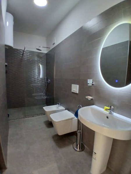 Tirane, jepet me qera apartament 2+1+Ballkon Kati 4, 76 m² 1.000 € (Zogu Zi)