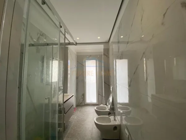 Tirane, jepet me qera apartament 2+1 Kati 5, 110 m² 1.000 € 