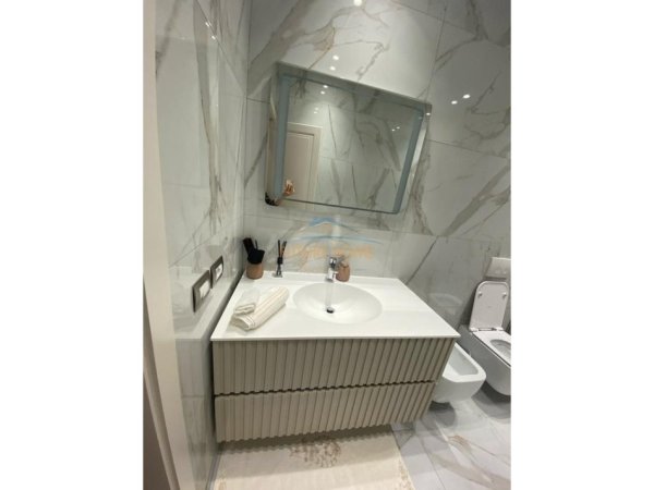 Tirane, shitet apartament 3+1+Ballkon Kati 3, 181 m² 360.000 € 