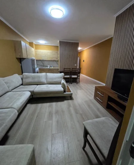 Tirane, jepet me qera apartament 2+1+Ballkon Kati 11, 120 m² 700 € (Lulishtja Komuna e Parisit)