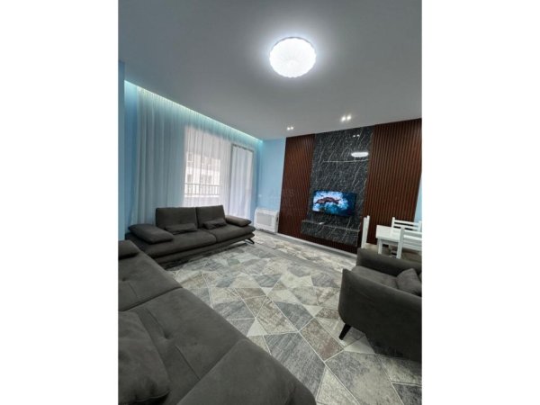 Tirane, jepet me qera apartament 3+1 Kati 6, 130 m² 500 € (univers city)