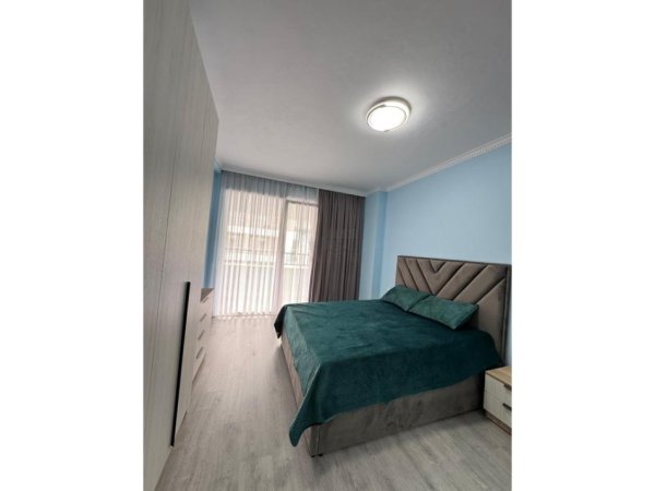 Tirane, jepet me qera apartament 3+1 Kati 6, 130 m² 500 € (univers city)