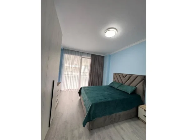 Tirane, jepet me qera apartament 3+1 Kati 6, 130 m² 500 € (univers city)