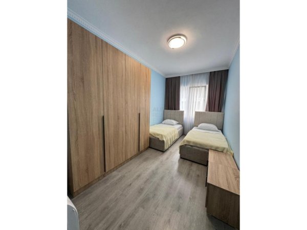 Tirane, jepet me qera apartament 3+1 Kati 6, 130 m² 500 € (univers city)