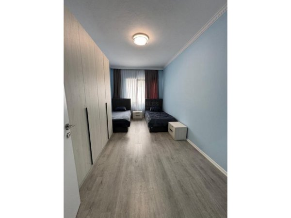 Tirane, jepet me qera apartament 3+1 Kati 6, 130 m² 500 € (univers city)