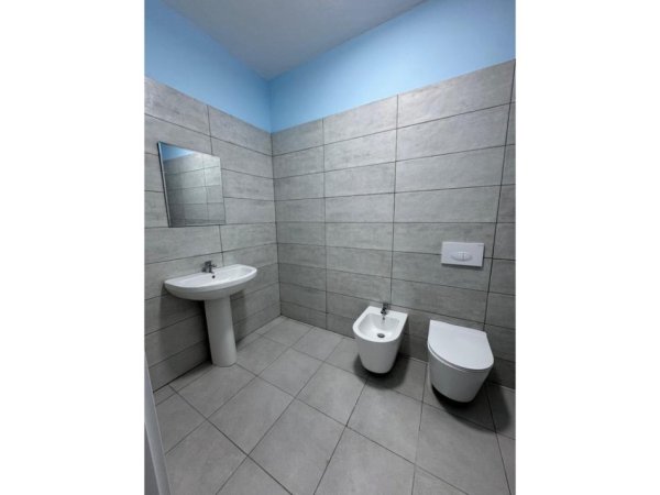 Tirane, jepet me qera apartament 3+1 Kati 6, 130 m² 500 € (univers city)