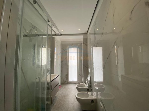 Tirane, jepet me qera apartament 2+1 Kati 5, 110 m² 1.000 € (Komuna e parisit)