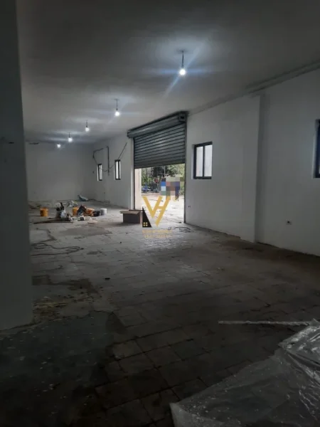 Tirane, jepet me qera magazine Kati 0, 306 m² 1.500 € (PASKUQAN)