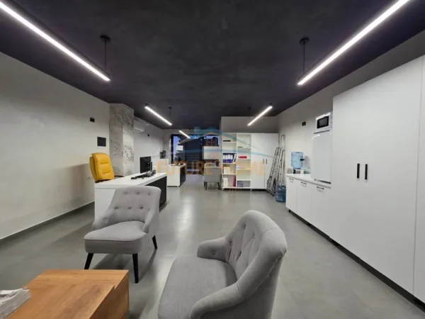 Tirane, jepet me qera ambjent biznesi Kati -1, 57 m² 1.000 € (Ish Ekspozita)