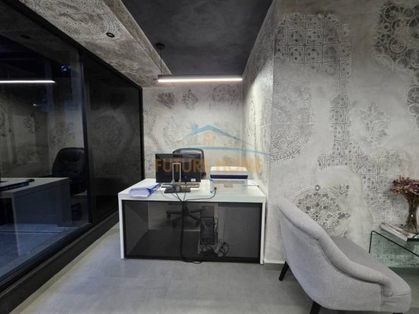 Tirane, jepet me qera ambjent biznesi Kati -1, 57 m² 1.000 € (Ish Ekspozita)
