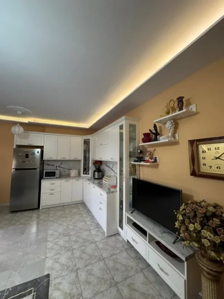 Tirane, shitet apartament 2+1 Kati 2, 