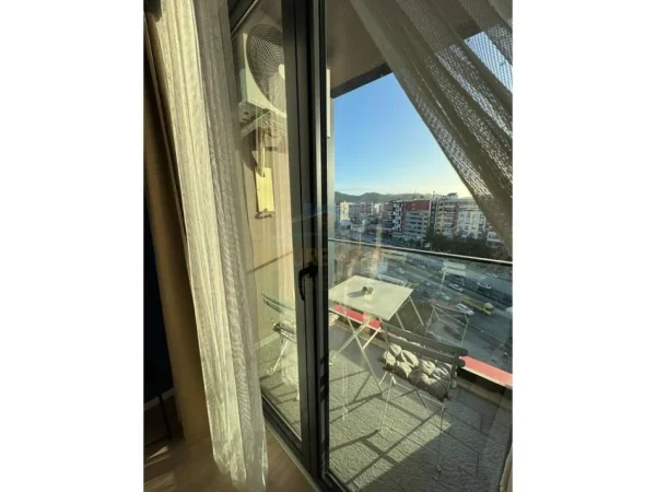 Tirane, jepet me qera apartament 1+1+Ballkon Kati 8, 57 m² 600 € (Unaza e re)