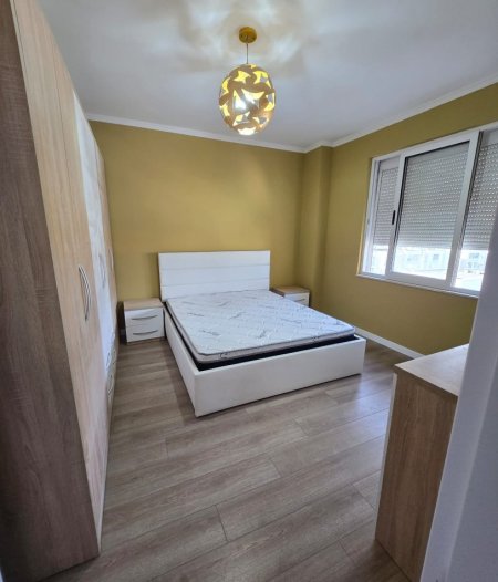 Tirane, jepet me qera apartament 2+1+Ballkon Kati 9, 110 m² 700 € (Komuna e Parisit , Te Lulishtja)