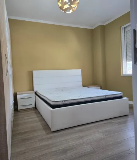Tirane, jepet me qera apartament 2+1+Ballkon Kati 9, 110 m² 700 € (Komuna e Parisit , Te Lulishtja)