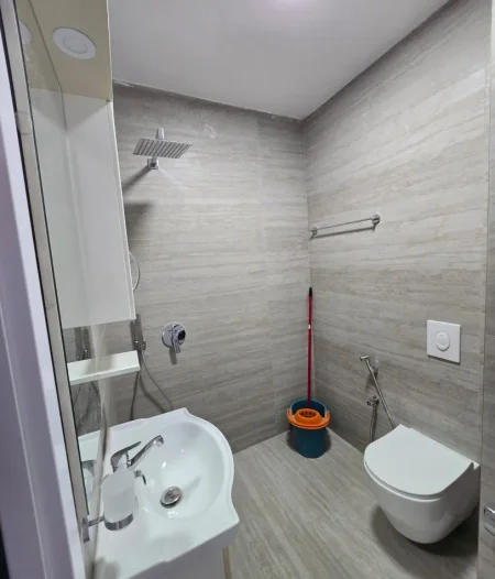Tirane, jepet me qera apartament 2+1+Ballkon Kati 9, 110 m² 700 € (Komuna e Parisit , Te Lulishtja)
