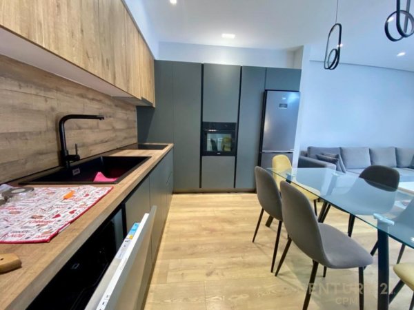 Tirane, jepet me qera apartament 2+1+Aneks+Ballkon Kati 5, 113 m² 1.100 € (Komuna e Parisit)