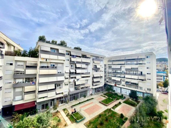 Tirane, jepet me qera apartament 2+1+Aneks+Ballkon Kati 5, 113 m² 1.100 € (Komuna e Parisit)