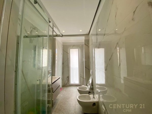 Tirane, jepet me qera apartament 2+1+Aneks+Ballkon Kati 5, 113 m² 1.100 € (Komuna e Parisit)