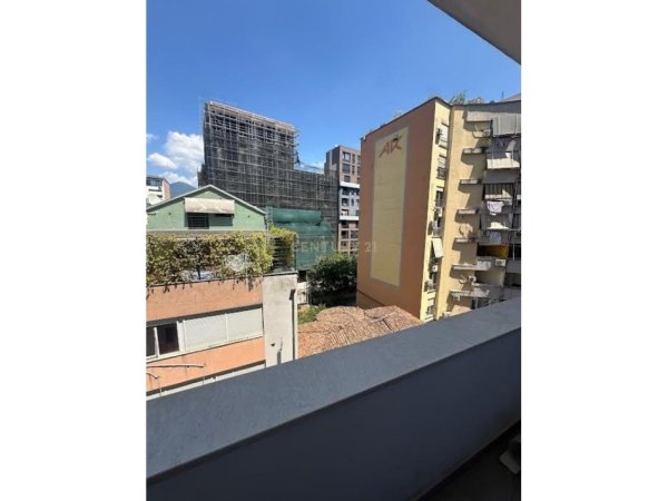 Tirane, jepet me qera apartament 2+1+Aneks+Ballkon Kati 4, 105 m² 880 € (Pazari i Ri)