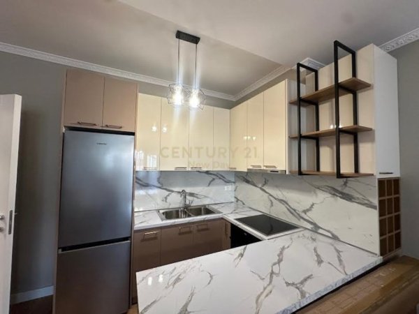 Tirane, jepet me qera apartament 2+1+Aneks+Ballkon Kati 4, 105 m² 880 € (Pazari i Ri)
