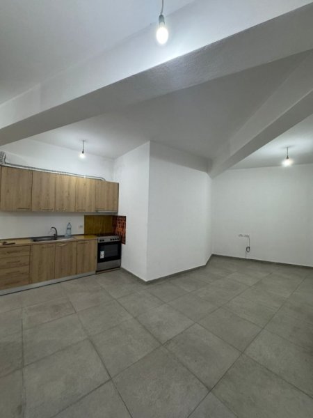 Tirane, jepet me qera apartament 1+1+Ballkon Kati 2, 50 m² 300 € (Rruga 5 Maj , pallatet e bashkise)