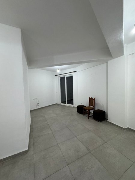 Tirane, jepet me qera apartament 1+1+Ballkon Kati 2, 50 m² 300 € (Rruga 5 Maj , pallatet e bashkise)