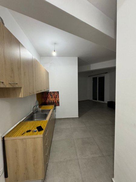 Tirane, jepet me qera apartament 1+1+Ballkon Kati 2, 50 m² 300 € (Rruga 5 Maj , pallatet e bashkise)