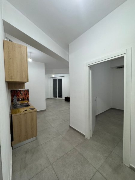 Tirane, jepet me qera apartament 1+1+Ballkon Kati 2, 50 m² 300 € (Rruga 5 Maj , pallatet e bashkise)
