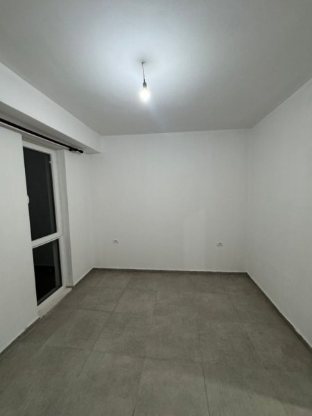 Tirane, jepet me qera apartament 1+1+Ballkon Kati 2, 50 m² 300 € (Rruga 5 Maj , pallatet e bashkise)