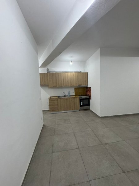 Tirane, jepet me qera apartament 1+1+Ballkon Kati 2, 50 m² 300 € (Rruga 5 Maj , pallatet e bashkise)