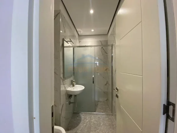 Qera , Apartament 2+1+2+Post Parkimi ,Komuna e Parisit , Tirane 1.000 €