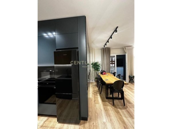 Tirane, jepet me qera apartament 2+1+Aneks+Ballkon Kati 1, 110 m² 1.100 € (Rezidenca Kurora)