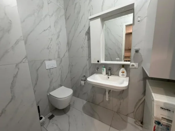 Tirane, jepet me qera apartament 1+1 Kati 3, 60 m² 450 € (Ali Demi)