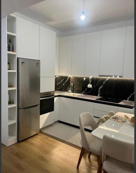 Tirane, jepet me qera apartament 1+1+Ballkon Kati 2, 55 m² 450 € (Ali Demi , Kompleksi Kaimi (Pallat i vitit 2024))