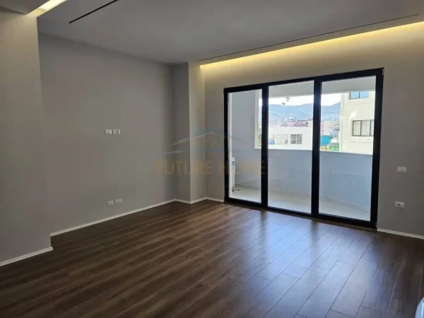Tirane, jepet me qera apartament 2+1+Ballkon Kati 4, 113 m² 1.100 € (Bulevardi Gjergj Fishta)