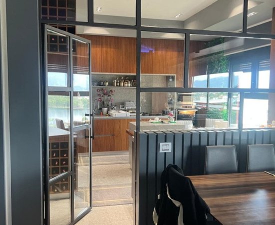 Tirane, jepet me qera apartament duplex 3+1 Kati 4, 280 m² 1.700 € (rruga Peti)