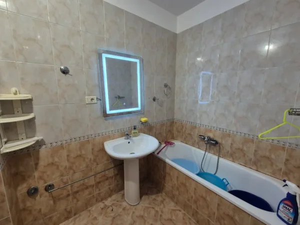 Tirane, jepet me qera apartament 2+1 Kati 2, 108 m² 600 € (Komuna e Parisit.)
