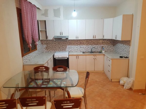 Tirane, jepet me qera apartament 2+1 Kati 1, 530 € 