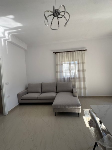 Tirane, jepet me qera shtepi 2+1 Kati 2, 80 m² 450 € (Ne fund te Bulevardit te Ri)