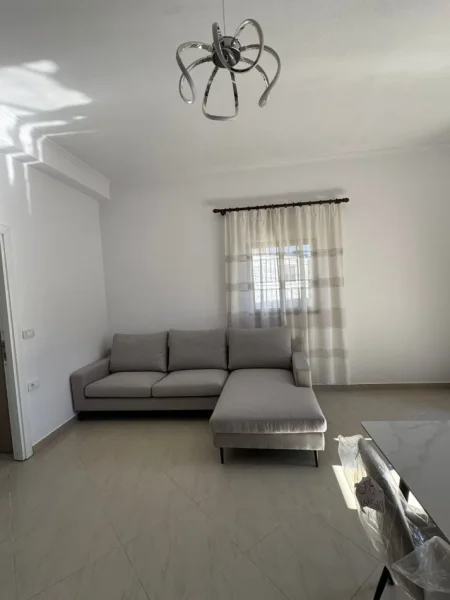 Tirane, jepet me qera shtepi 2+1 Kati 2, 80 m² 450 € (Ne fund te Bulevardit te Ri)