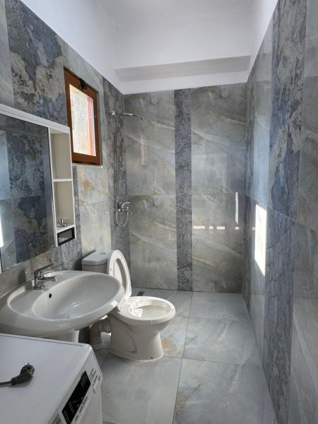 Tirane, jepet me qera shtepi 2+1 Kati 2, 80 m² 450 € (Ne fund te Bulevardit te Ri)