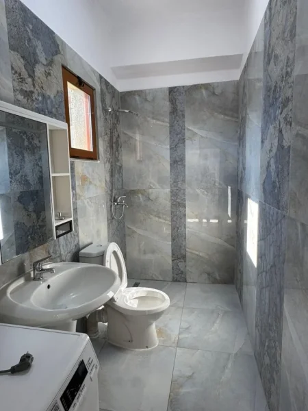Tirane, jepet me qera shtepi 2+1 Kati 2, 80 m² 450 € (Ne fund te Bulevardit te Ri)