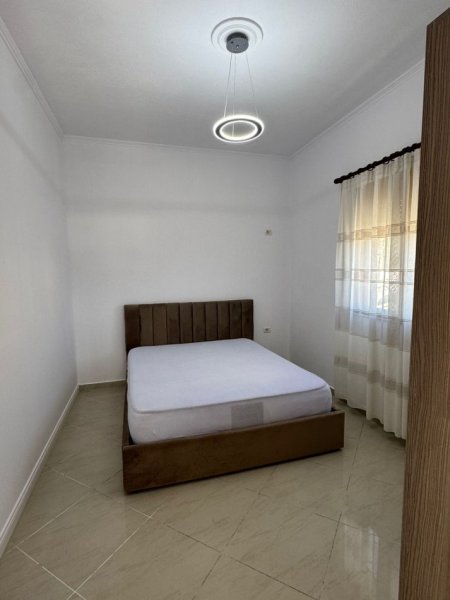 Tirane, jepet me qera shtepi 2+1 Kati 2, 80 m² 450 € (Ne fund te Bulevardit te Ri)