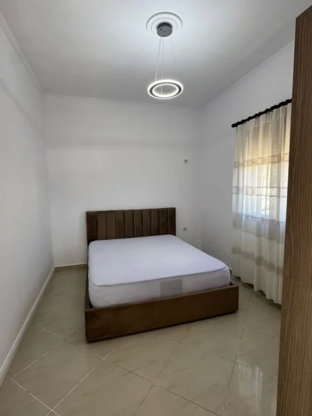 Tirane, jepet me qera shtepi 2+1 Kati 2, 80 m² 450 € (Ne fund te Bulevardit te Ri)